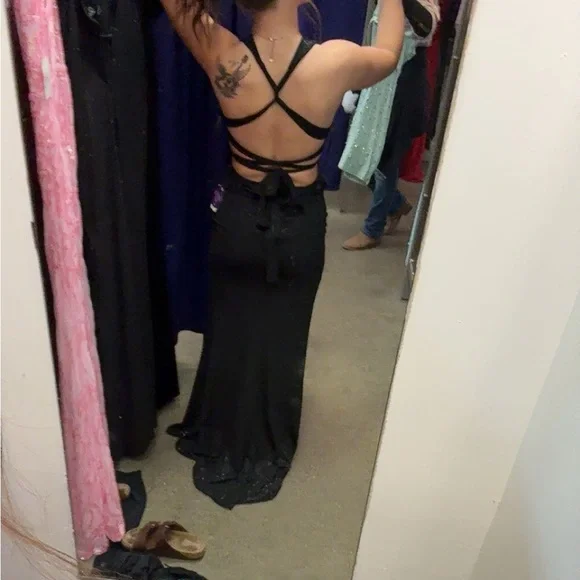 Elegant Black Evening Gown - Picture 2 of 3